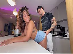 Negra cuzuda incrível trepando com desejo